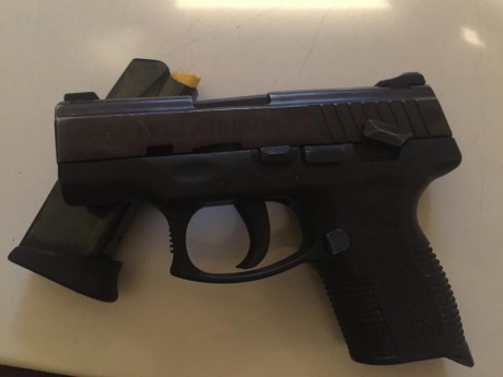 Vendo la pistola, tiene 25 disparos, esta nueva con dos cargadores y con su caja.
La vendo por 150 euros. 00