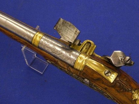 Voy a colocar unas fotos de un arma larga alemana de llave de mecha del siglo XVI. 140