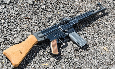 Navegando por youtube buscando cosillas del fg 42 me he encontrado esto: una compañia de USA (smg) lo 41