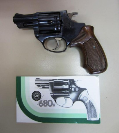  Se vende revolver Astra 680A calibre .38 SPL 
Cañón de 2" y capacidad para seis cartuchos.
Guiada 02