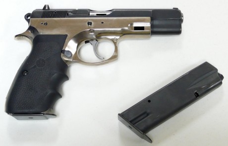 Se vende CZ 75 en calibre 9mm y con conversión 22lr, viene con 3 cargadores del 9mm y 2 del 22lr, el arma 02