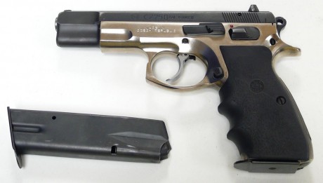 Se vende CZ 75 en calibre 9mm y con conversión 22lr, viene con 3 cargadores del 9mm y 2 del 22lr, el arma 01