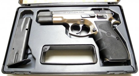 Se vende CZ 75 en calibre 9mm y con conversión 22lr, viene con 3 cargadores del 9mm y 2 del 22lr, el arma 00