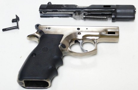 Se vende CZ 75 en calibre 9mm y con conversión 22lr, viene con 3 cargadores del 9mm y 2 del 22lr, el arma 12