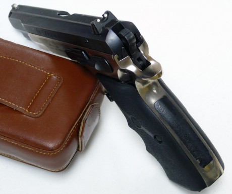 Se vende CZ 75 en calibre 9mm y con conversión 22lr, viene con 3 cargadores del 9mm y 2 del 22lr, el arma 10