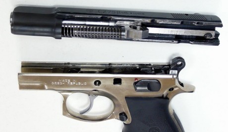 Se vende CZ 75 en calibre 9mm y con conversión 22lr, viene con 3 cargadores del 9mm y 2 del 22lr, el arma 22