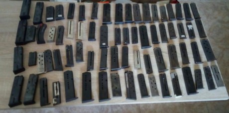 Se vende lote de 72 cargadores variados,  se venden sueltos todos de arma corta. Se pueden enviar mas 01