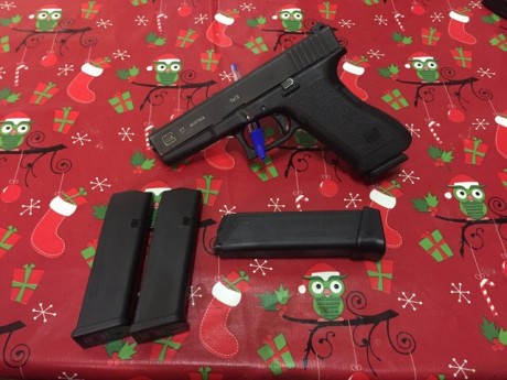 Vendo glock 17 2G 9mm. Muy buen estado en general tal y como se puede apreciar en las fotos, la entrego 02
