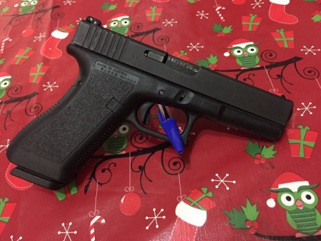Vendo glock 17 2G 9mm. Muy buen estado en general tal y como se puede apreciar en las fotos, la entrego 01