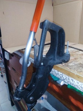 Buenas.
Pongo a la venta esta prensa de hierro fundido en forma de O, muy solida y estable. 
Ideal como 00