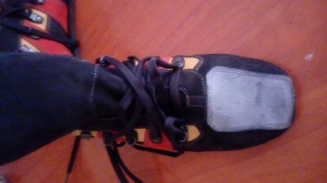 buenas compañeros vendo un par de botas de tiro corami practicamente nuevas se an usado 2 veces , vienen 11