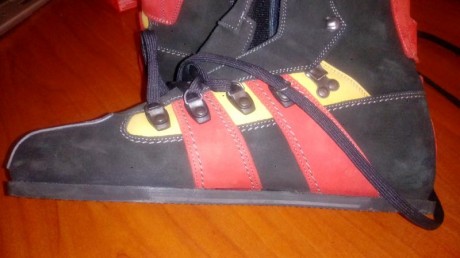 buenas compañeros vendo un par de botas de tiro corami practicamente nuevas se an usado 2 veces , vienen 10