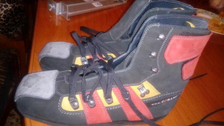 buenas compañeros vendo un par de botas de tiro corami practicamente nuevas se an usado 2 veces , vienen 21