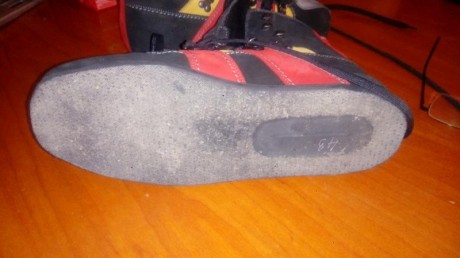 buenas compañeros vendo un par de botas de tiro corami practicamente nuevas se an usado 2 veces , vienen 20