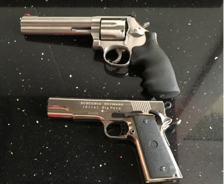 Pues he decidido vender estas dos armas porque las compre por capricho, y ahora me encaprichado de otra. 11