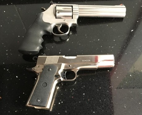 Pues he decidido vender estas dos armas porque las compre por capricho, y ahora me encaprichado de otra. 10