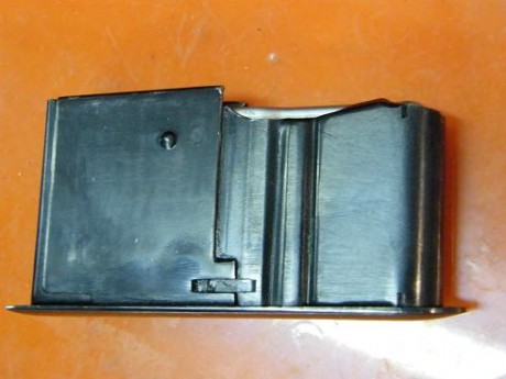 Pues tal y como reza el titulo, tengo un rifle basado en una accion 98 pero que lleva cargador estraible, 00