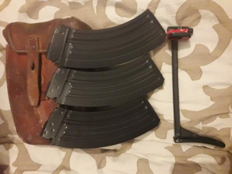 Vendo:
3 cargadores nuevos de 30 -solo colección-
funda de cuero para 4 cargadores, original. usada
culata 00