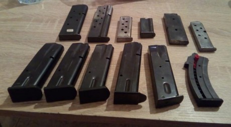 Se vende lote de 72 cargadores variados,  se venden sueltos todos de arma corta. Se pueden enviar mas 00