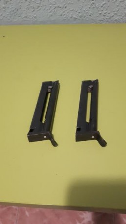 Vendo dos cargadores de UNIQUE 40 euros  70 los dos.
  Dais de 9 m/m, cambio por unos del 45 ACP, los 00
