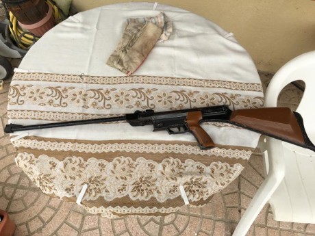Buenos días/tardes/noches,

No sé si esto está bien aquí, si no lo muevo.

He encontrado en el pueblo 02