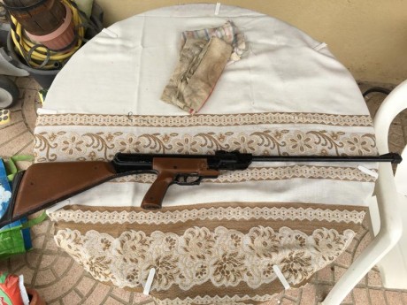 Buenos días/tardes/noches,

No sé si esto está bien aquí, si no lo muevo.

He encontrado en el pueblo 00