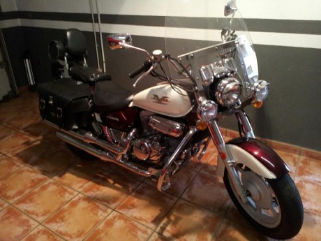 En venta moto Aquila 250c.c. custom.
Lleva todos los extras posibles, puños calefactables, parabrisas, 01