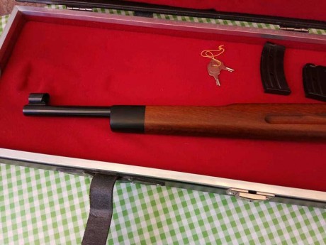 Hola a todos,

vendo esta carabina del calibre 22lr. Es una carabina semiautomática de la marca alemana 12