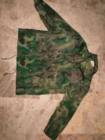 Chaquetón impermeable tejido antidesgarro usado por la Brigada Paracaidista y Compañías de Operaciones 00