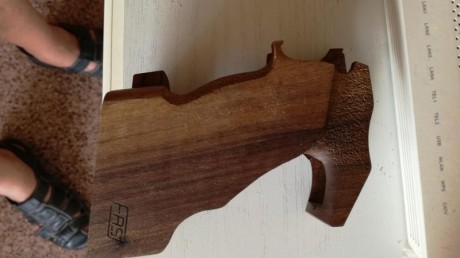 Tengo dos cachas de la Fas,una en talla M y otra en talla L.
La de talla M tiene algun retoque,pido por 10