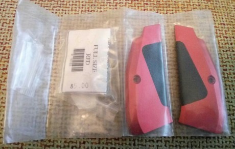 Vendo las cachas de las fotografías, sin estrenar, de aluminio con suerficie negra antifriccion, incluye 02