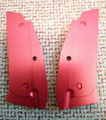 Vendo las cachas de las fotografías, sin estrenar, de aluminio con suerficie negra antifriccion, incluye 01