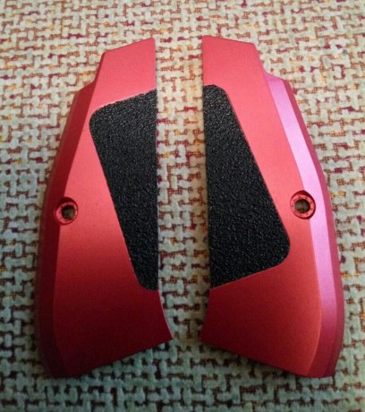 Vendo las cachas de las fotografías, sin estrenar, de aluminio con suerficie negra antifriccion, incluye 00