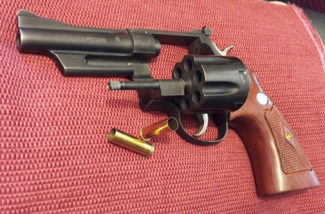 Hola a todos,

Pongo a la venta un impresionante revolver Smith & Wesson modelo 28, más conocido por 02