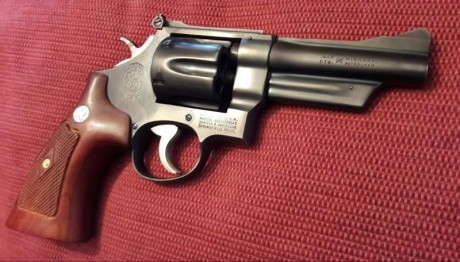 Hola a todos,

Pongo a la venta un impresionante revolver Smith & Wesson modelo 28, más conocido por 01
