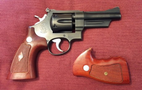 Hola a todos,

Pongo a la venta un impresionante revolver Smith & Wesson modelo 28, más conocido por 00