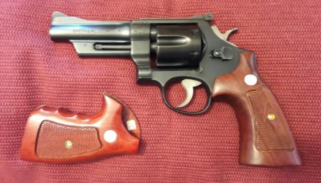Hola a todos,

Pongo a la venta un impresionante revolver Smith & Wesson modelo 28, más conocido por 11