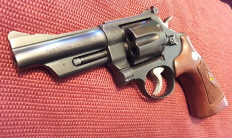 Hola a todos,

Pongo a la venta un impresionante revolver Smith & Wesson modelo 28, más conocido por 10