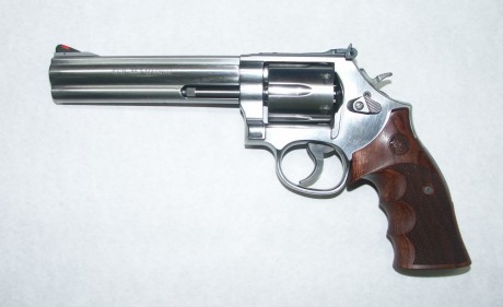 Vendo S&W 686-6 de 6” en inox, guiado en f en muy buen estado, lleva unas cachas KSD de nogal , tambien 02