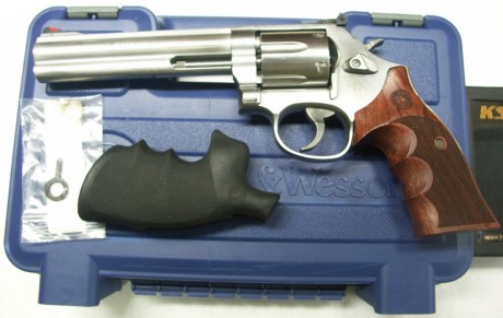 Vendo S&W 686-6 de 6” en inox, guiado en f en muy buen estado, lleva unas cachas KSD de nogal , tambien 01