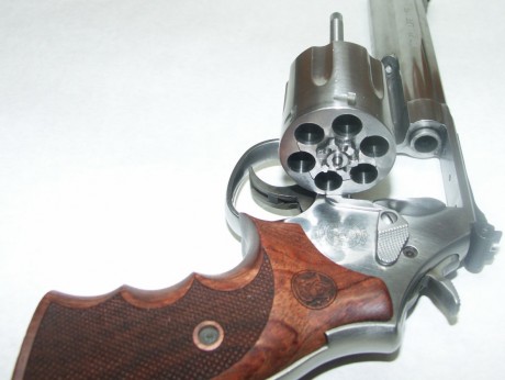 Vendo S&W 686-6 de 6” en inox, guiado en f en muy buen estado, lleva unas cachas KSD de nogal , tambien 10