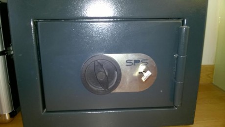 Hola:

Vendo armero SPS grado III homologado para 3 armas cortas en la zona de Lugo. Está en perfecto 00