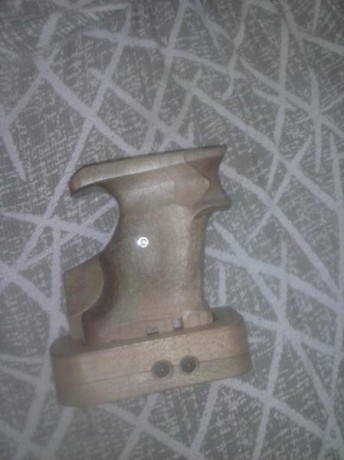 Hola tengo estas cachas de madera para la pistola Hamerli x esse y no se de que marca son, ni lo que pueden 01
