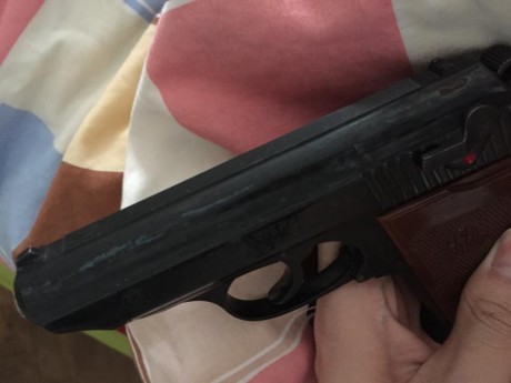Hola muy buenas a todos, miren este foto es una pistola detonador Erma, la parte por donde se ve con manchas 00
