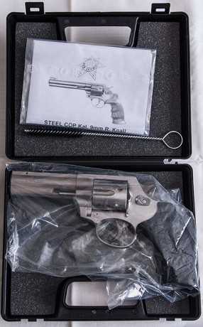 Hola.
Aqui podeis ver todo sobre los Steel cop y la Steel Eagle....
Acero....aleman.....para mi...una 110