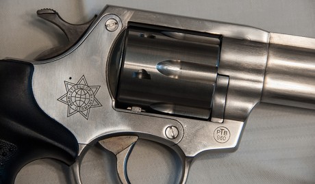 Hola.
Aqui podeis ver todo sobre los Steel cop y la Steel Eagle....
Acero....aleman.....para mi...una 120