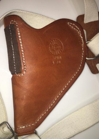 Se vende sobaquera invertida de la marca ASTRA para revolver de 2".

 Precio 35€  o canvio por cachas 01