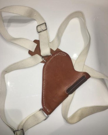 Se vende sobaquera invertida de la marca ASTRA para revolver de 2".

 Precio 35€  o canvio por cachas 00