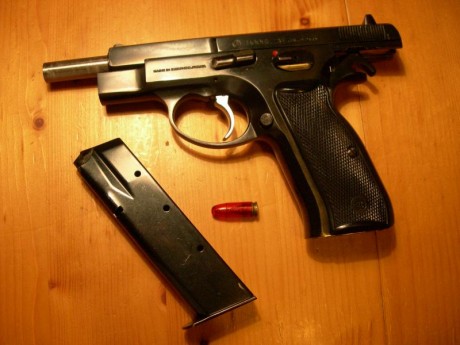 Hola amigos! ya que se muestran tantas armas buenas creo que a los propietarios de una cz 75 se nos tendría 111