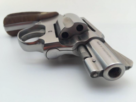 Hola.
Aqui podeis ver todo sobre los Steel cop y la Steel Eagle....
Acero....aleman.....para mi...una 140